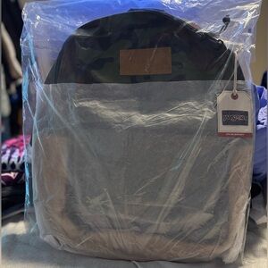 Jansport Super Suede Olive Camo Sherpa
Backpack 25L 16.75H X 13L X 8.5D